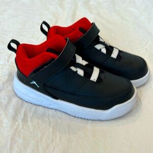 Like new Jordan Max Aura 3 size 9 black sneakers